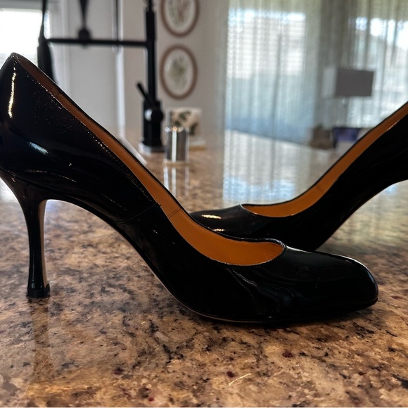 Manolo Blahnik black patent leather round toe heels